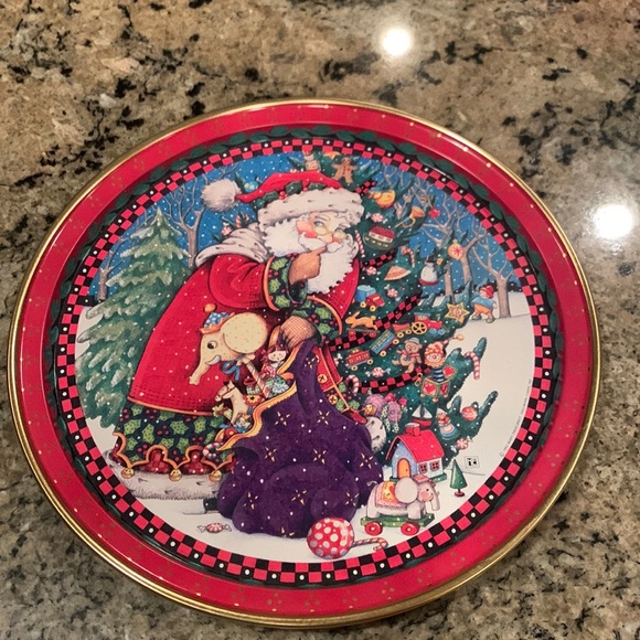 Mary Engelbreit Other - 1992 Mary Engelbreit Christmas Tin tray platter Old St Nick with toys 🎅